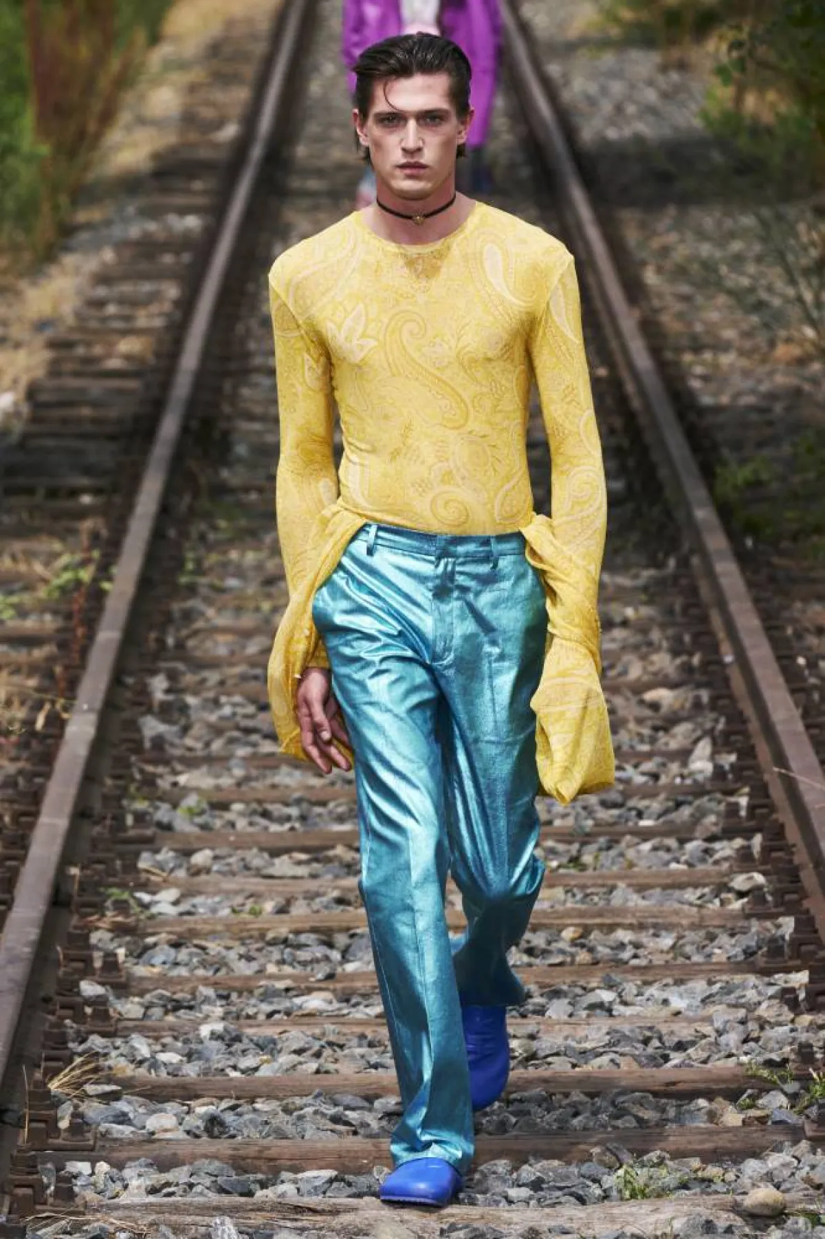 أزياء باللون الأصفر للرجل