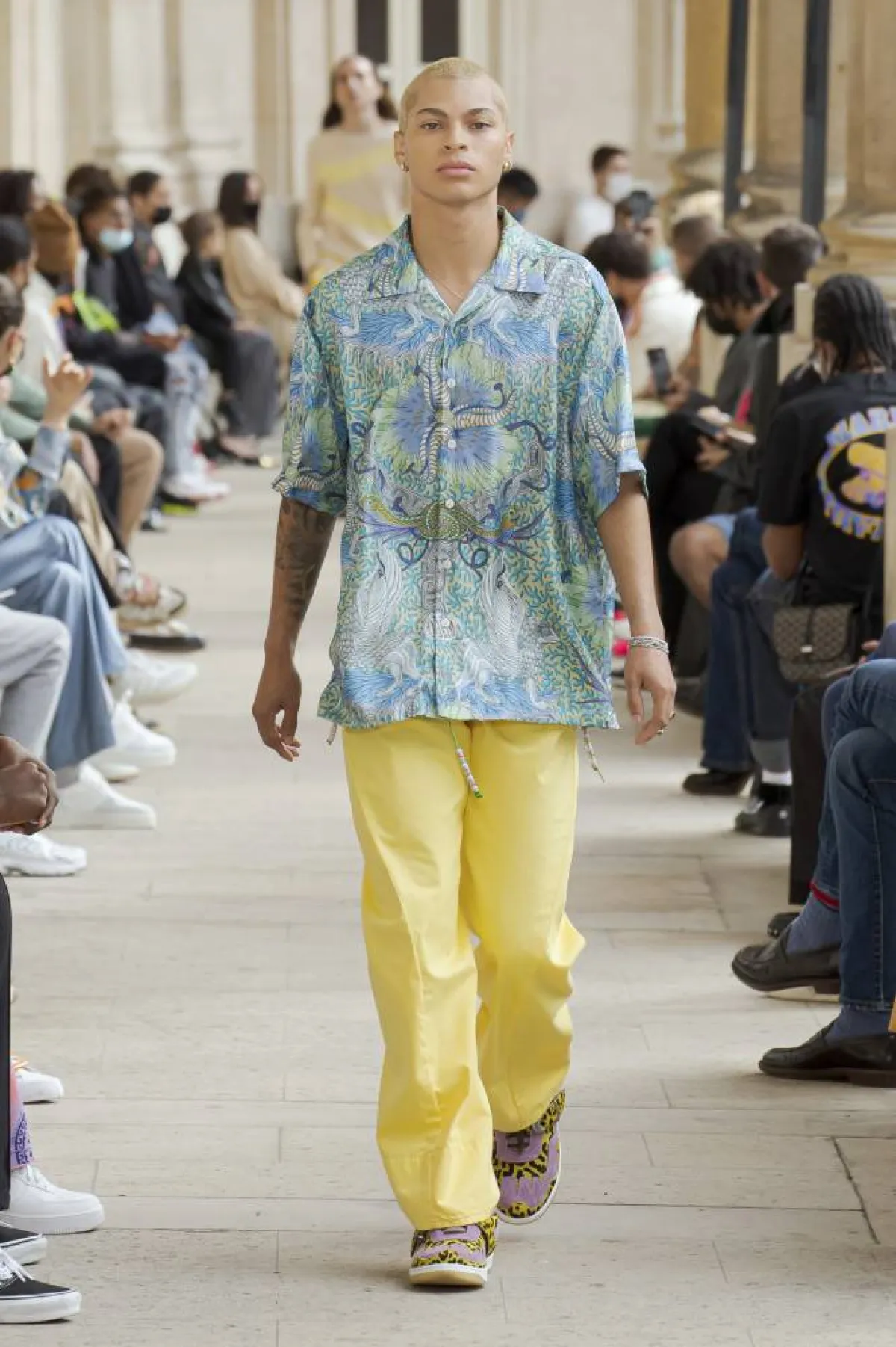 أزياء باللون الأصفر للرجل