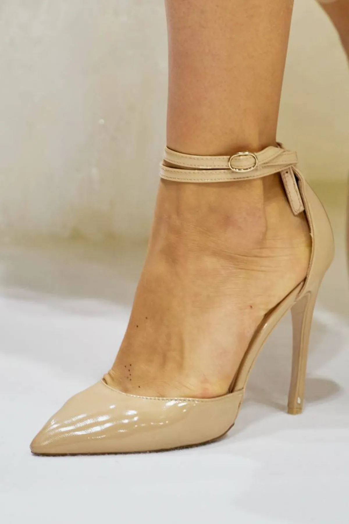 موديلات احذية مدبّبة وبكعب عالي