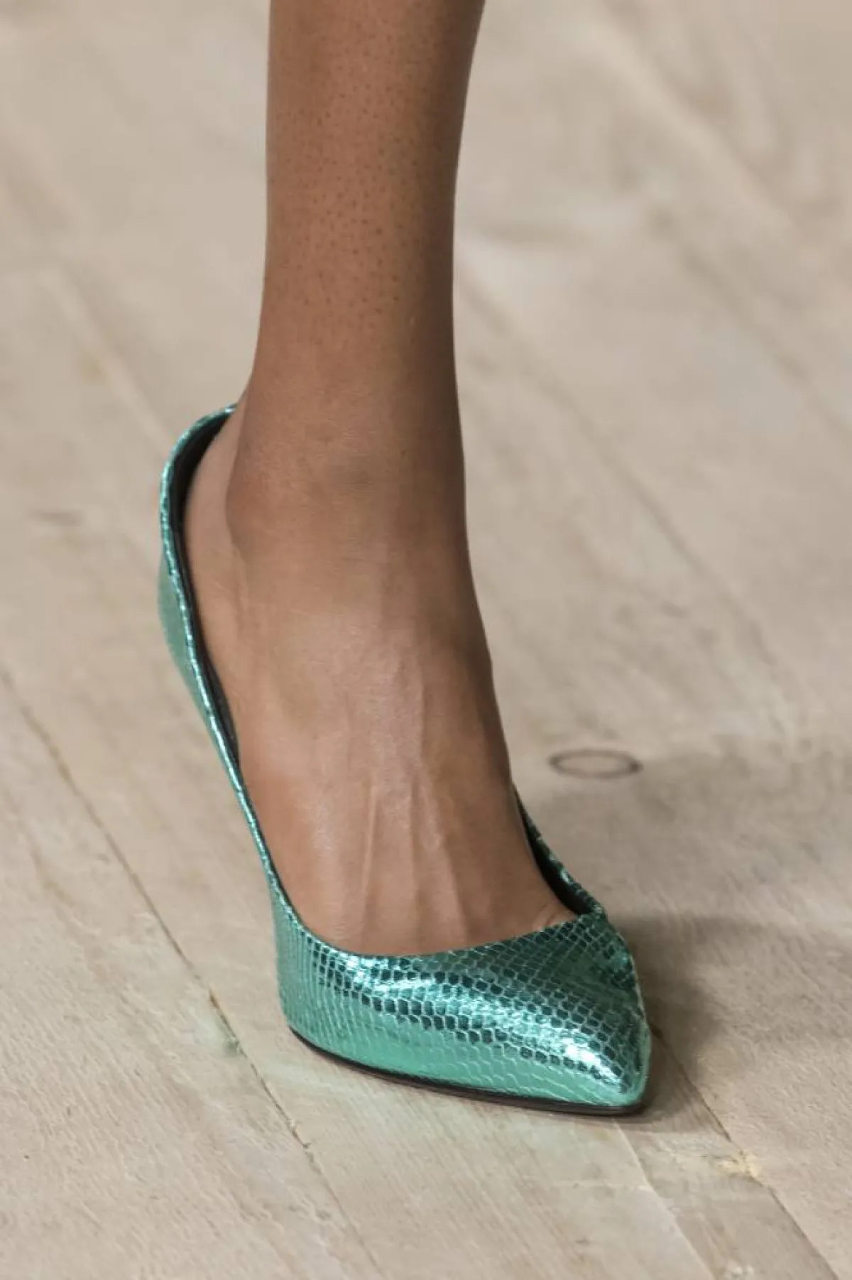 موديلات احذية مدبّبة وبكعب عالي