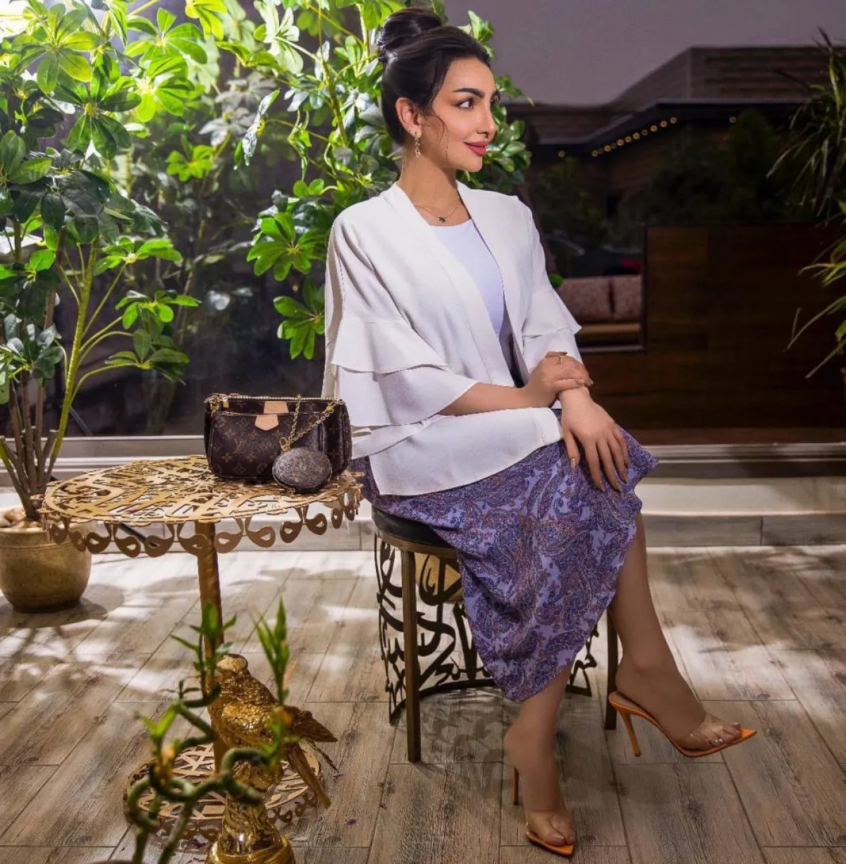 هبة الحسين بتنورة باللون الأرجواني 