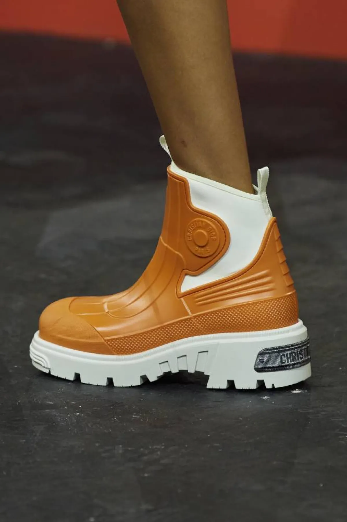 حذاء رياضي باللون البرتقالي من كريستيان ديور Christian Dior 