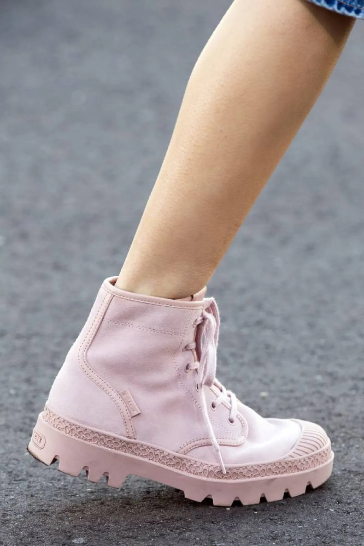 حذاء رياضي باللون الوردي من coach 