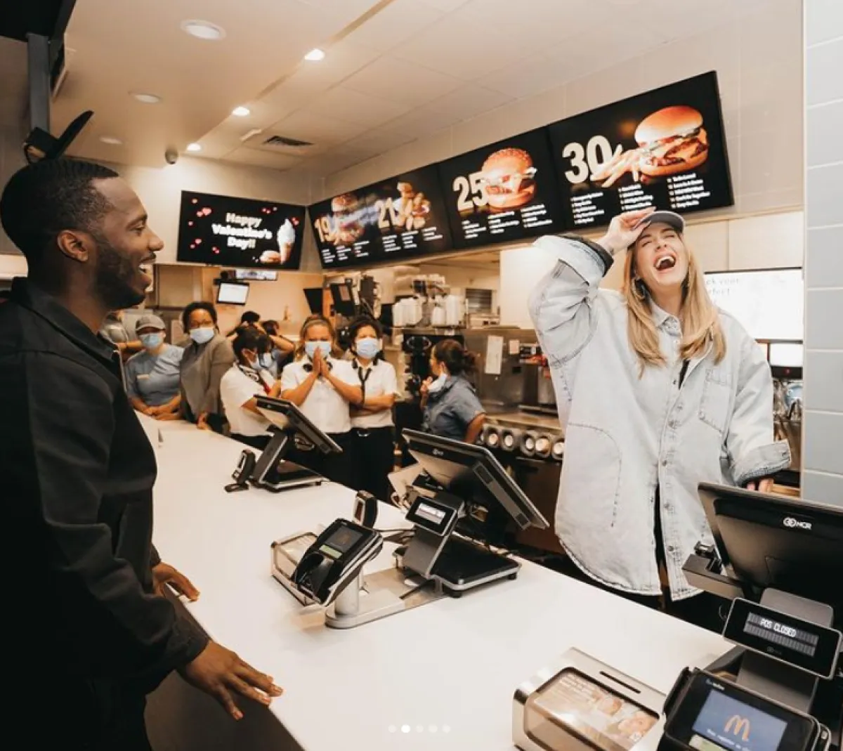 أديل في مطعم الوجبات السريعة 