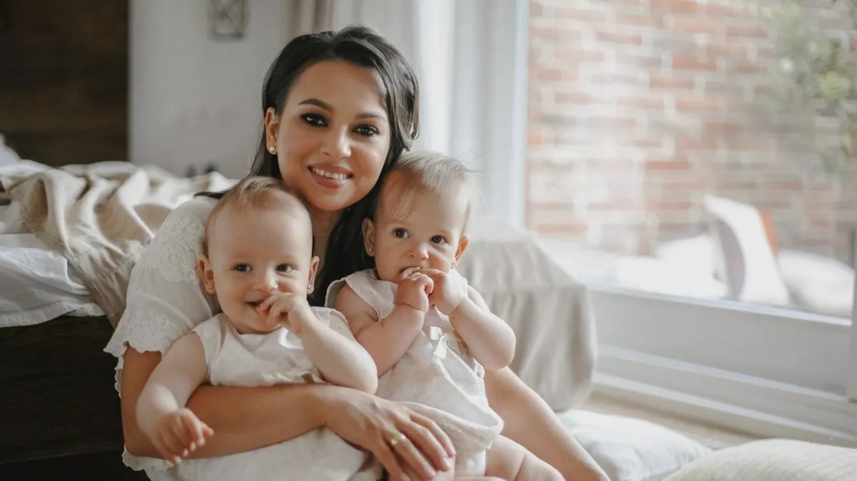 صورة لأم مع توأم بنات