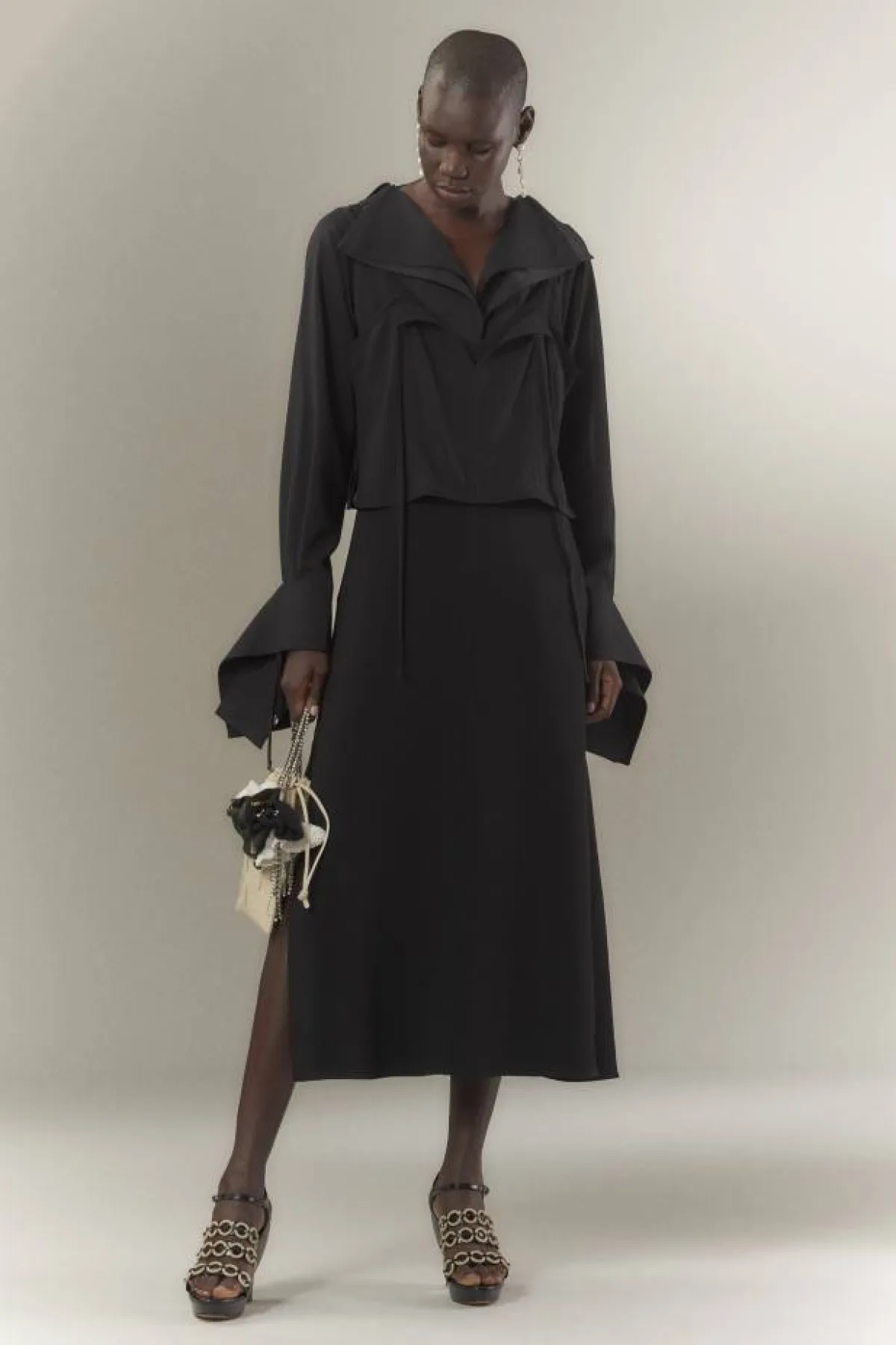 تنورة بشق جانبي باللون الأسود مع بلوزة بتصميم واسع