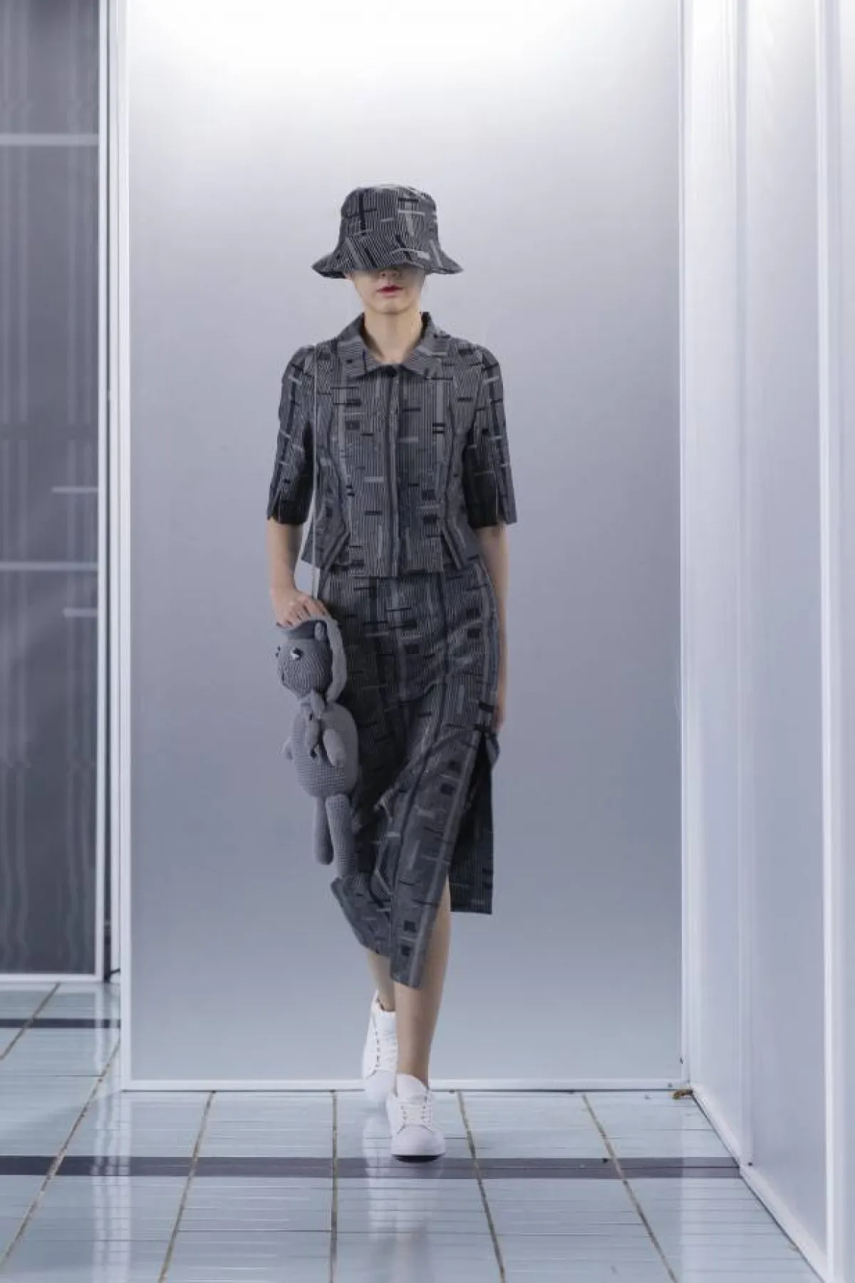 تنورة بشق جانبي باللون الرمادي الداكن مع قميص