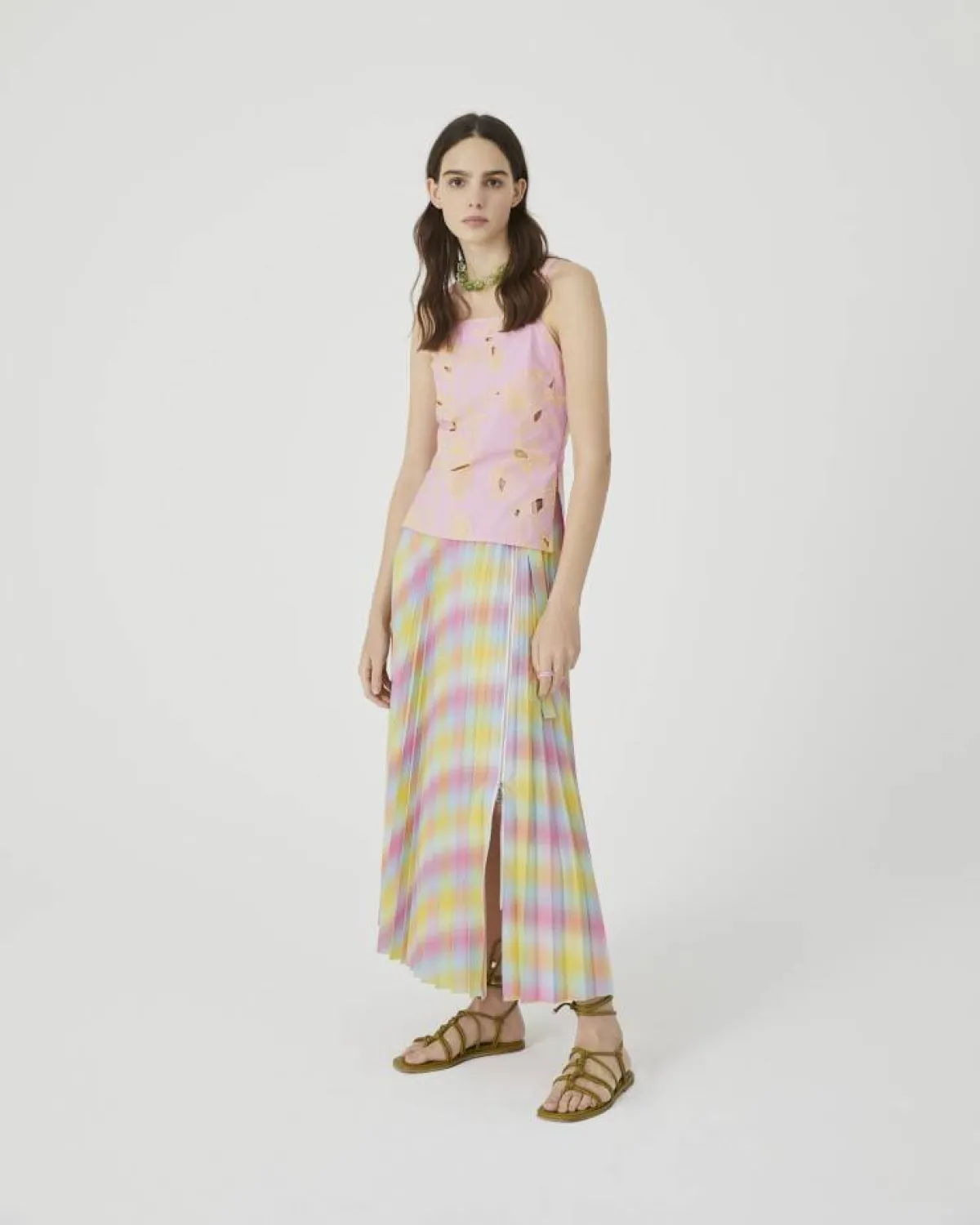 تنورة ملونة بشق جانبي مع توب باللون الوردي الفاتح