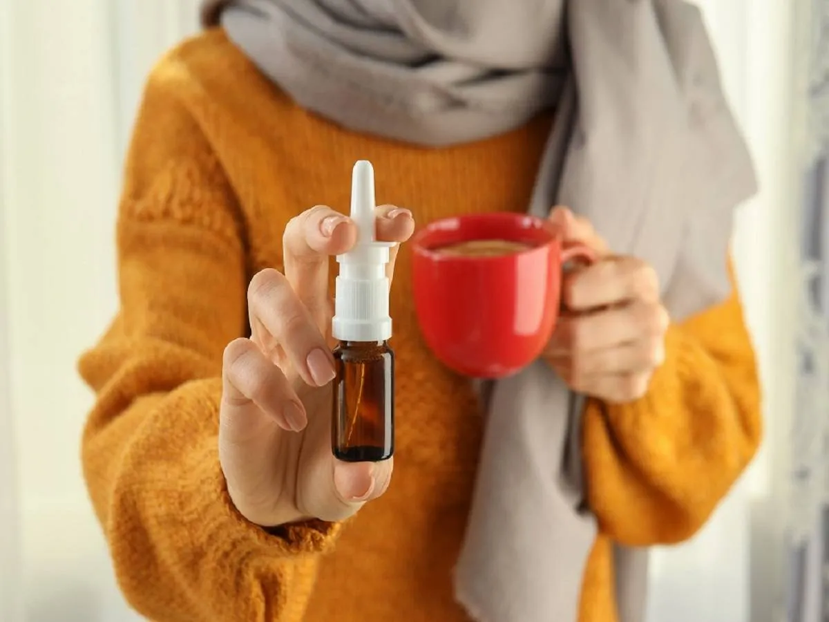 صورة لحامل معها محلول ملحي