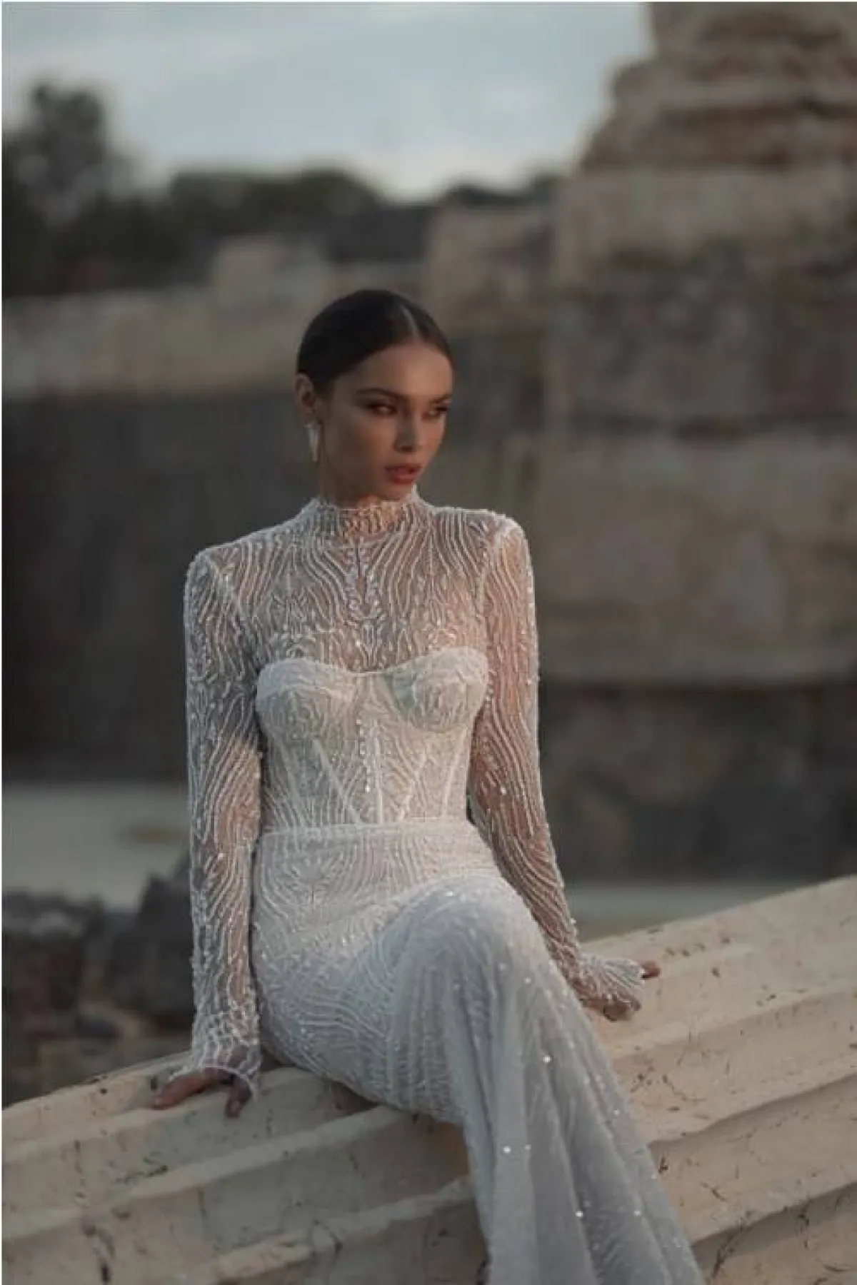 فستان زفاف ضيّق من جولي فينو  Julie Vino