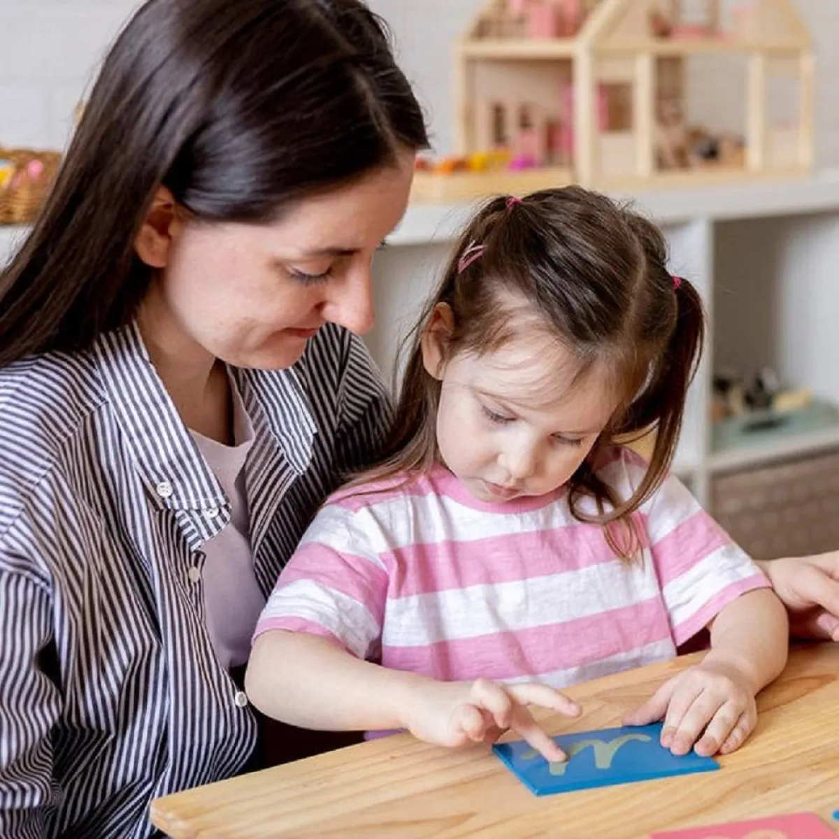 صورة لطفلة وأمها