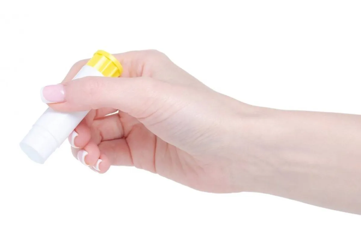 مواد منزليّة فعّالة تُفكّك الغراء عن جلد اليدين 