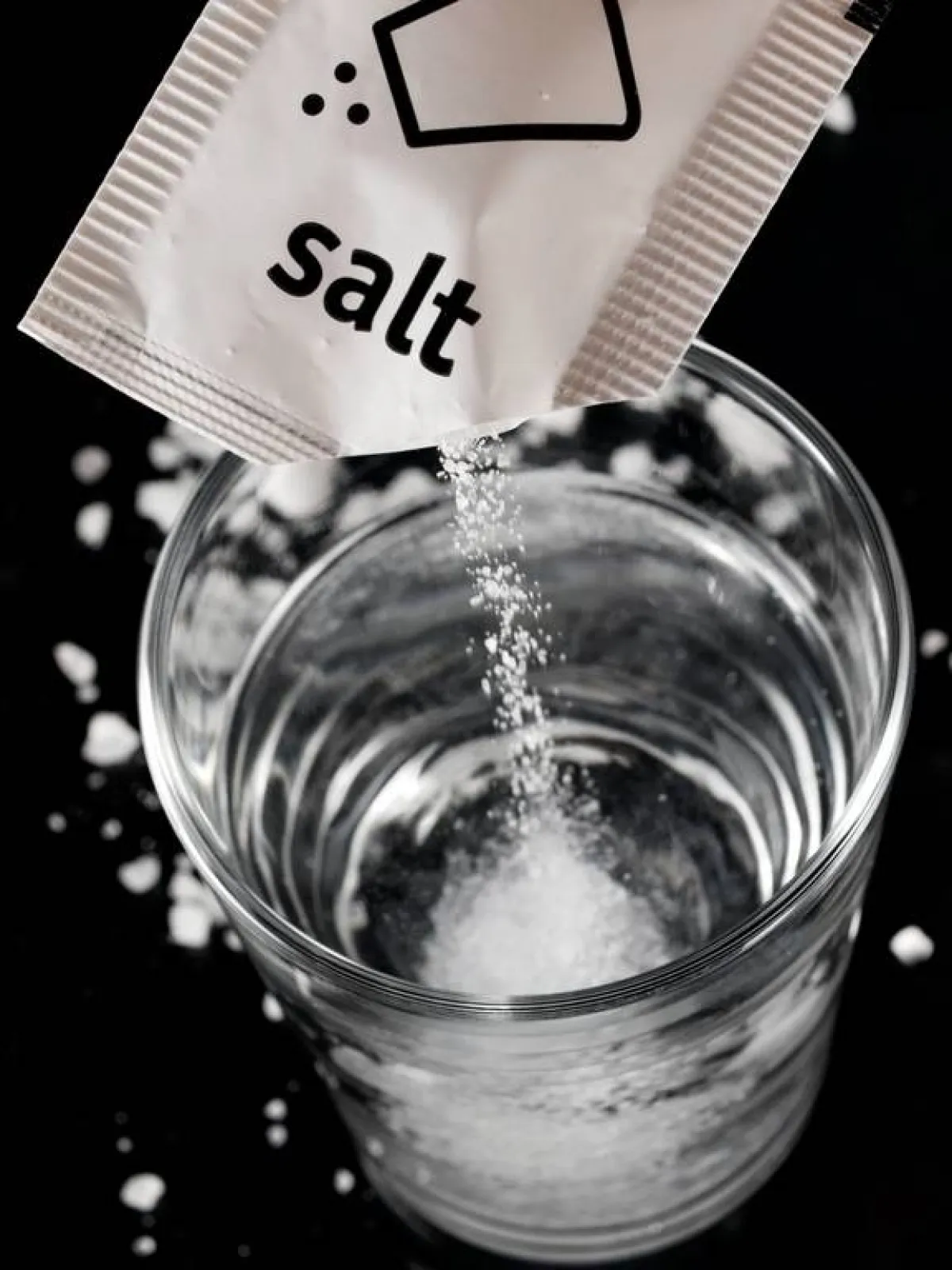 محلول الملح والماء فعّال في نزع بقع الصمغ عن الجلد