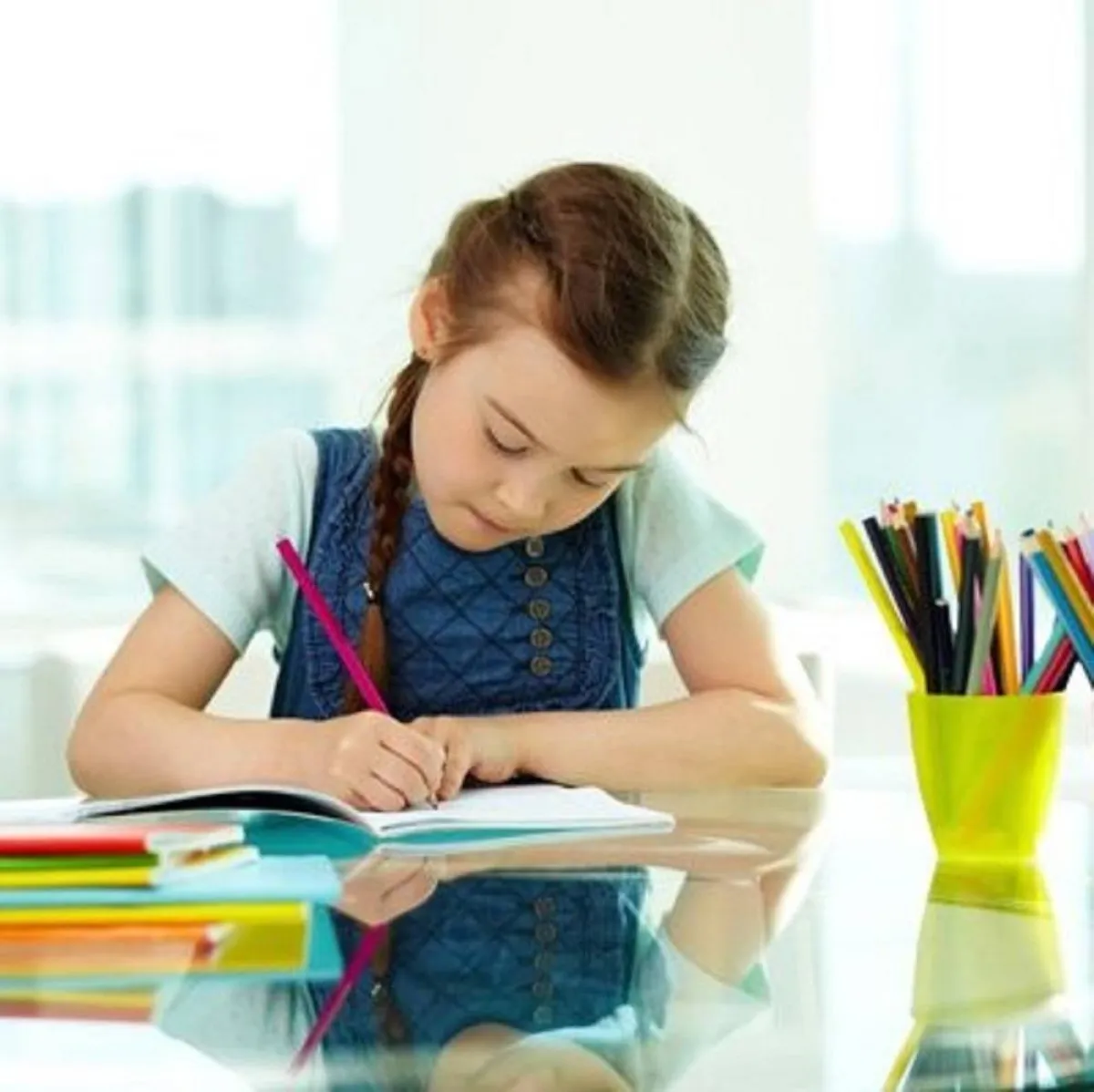 صورة لطفلة تلون