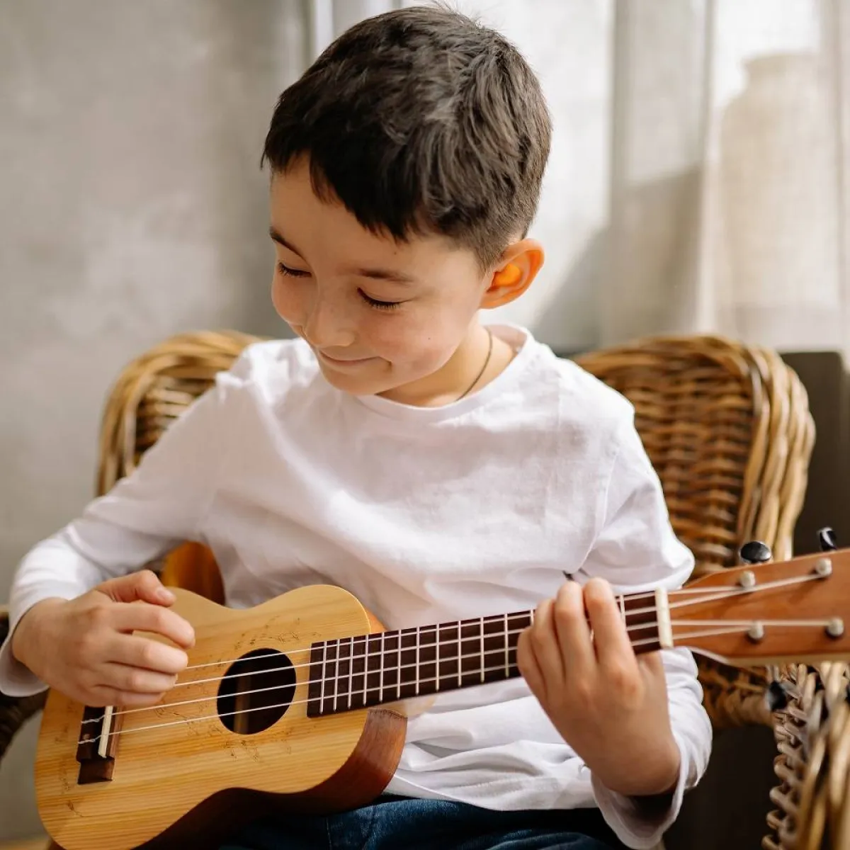 صورة لطفل يلعب موسيقى