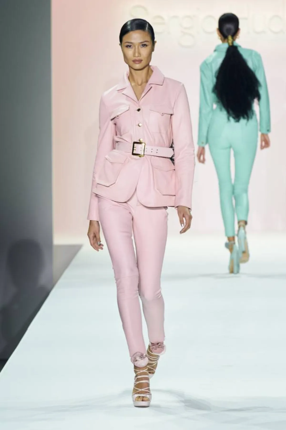 الأزياء الجلدية في فصل الصيف