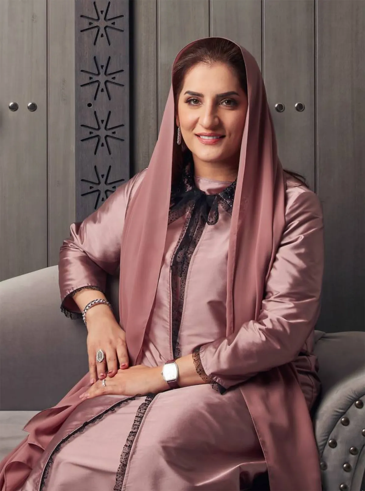 المصمّمة العمانية أمل الرئيسي