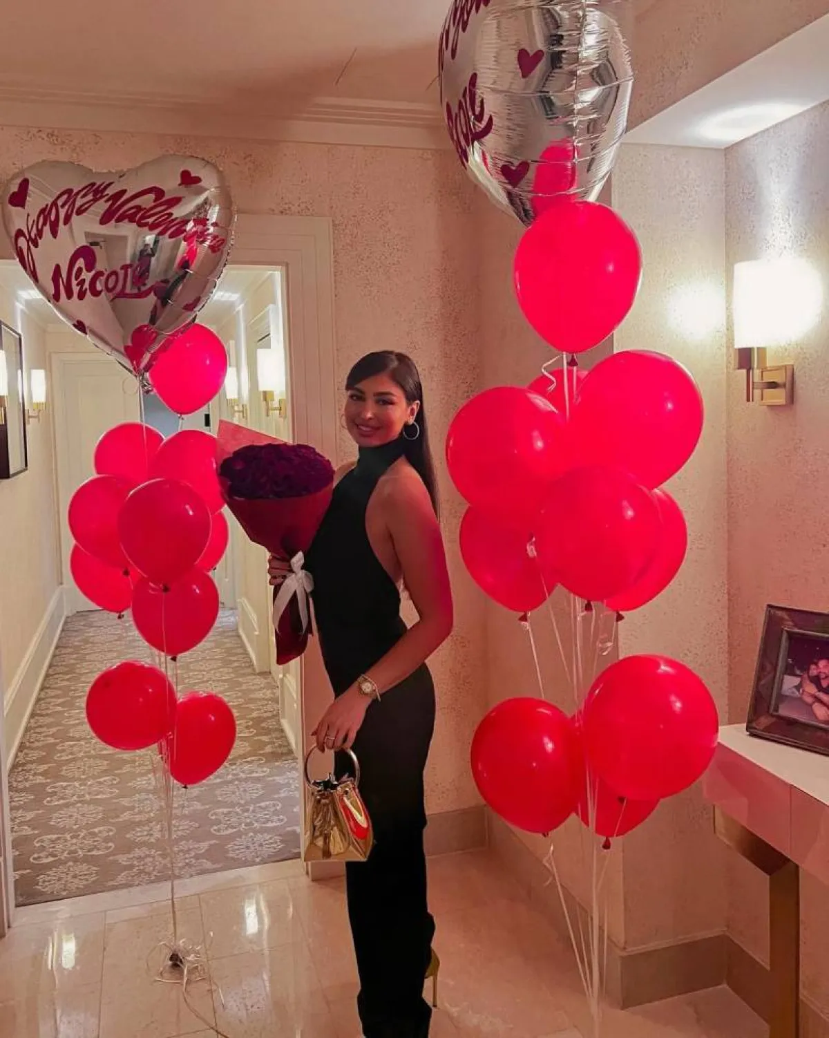 نيكول سعفان تحتفل بيوم ميلادها وصورة طارق العريان على يسارها - الصورة من حسابها على انستغرام