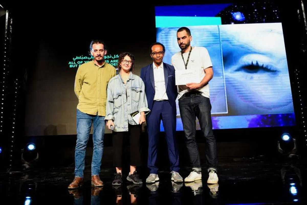 تسليم المخرج اللبناني هيج ايفازيان جائزة المهرجان لأفضل فيلم قصير- الصورة من موقع المهرجان على الفيسبوك