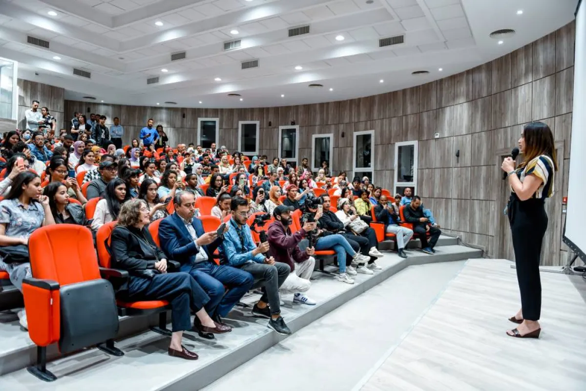 هند صبري تناقش فيلم" الأرض" ليوسف شاهين مع الحضور في مهرجان قابس السينمائي - الصورة من موقع المهرجان على الفيسبوك