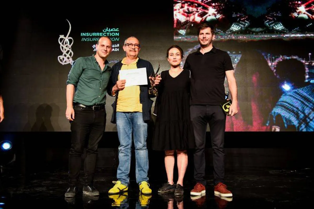 المخرج الجيلاني السعدي يتسلّم في حفل الاختتام جائزة أفضل فيلم  طويل - الصورة من موقع المهرجان في الفيسبوك