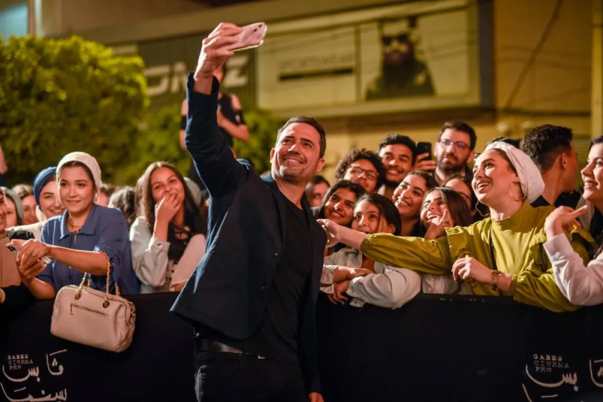 ظافر العابدين يلتقط  صورة سيلفي مع الجمهور الذي حضر عرض فيلمه "غدوة"- الصورة من موقع المهرجان على الفيسبوك