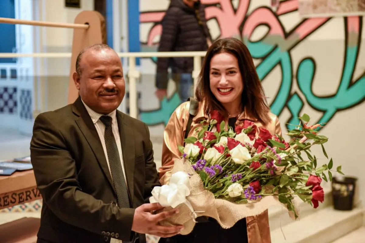 الترحيب بالورود عند وصول هند صبري لكلية العلوم بقابس لحضورعرض ومناقشة فيلم "الأرض"- الصورة من موقع المهرجان على الفيسبوك