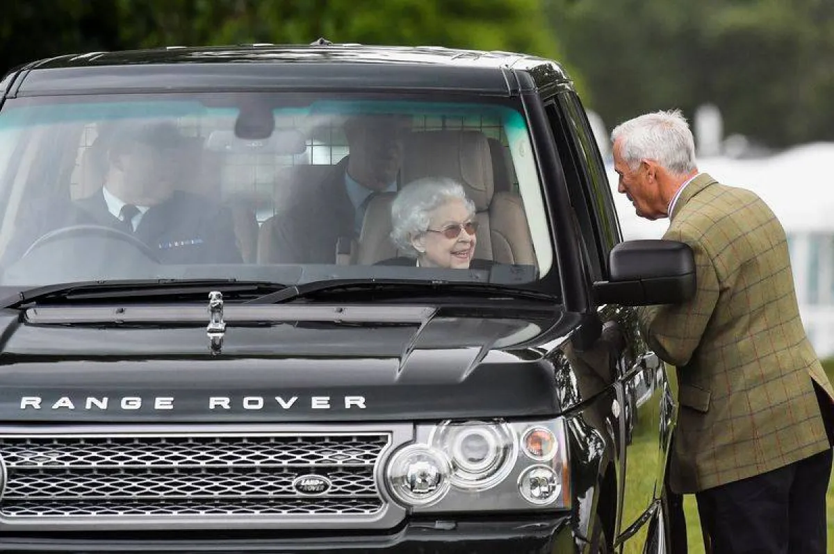 الملكة إليزابيث داخل سيارتها - الصورة من وكالة رويترز