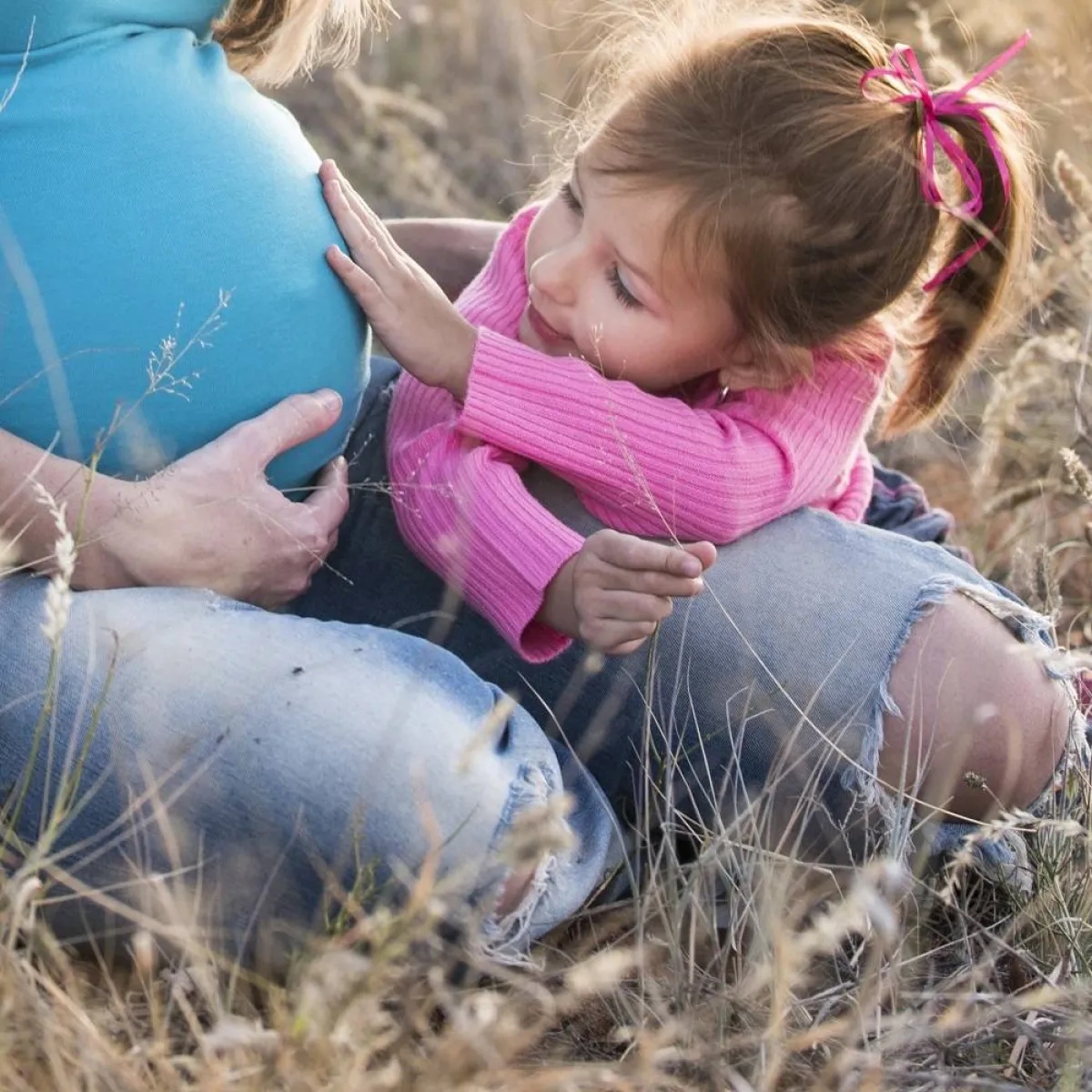 صورة لطفلة وأمها