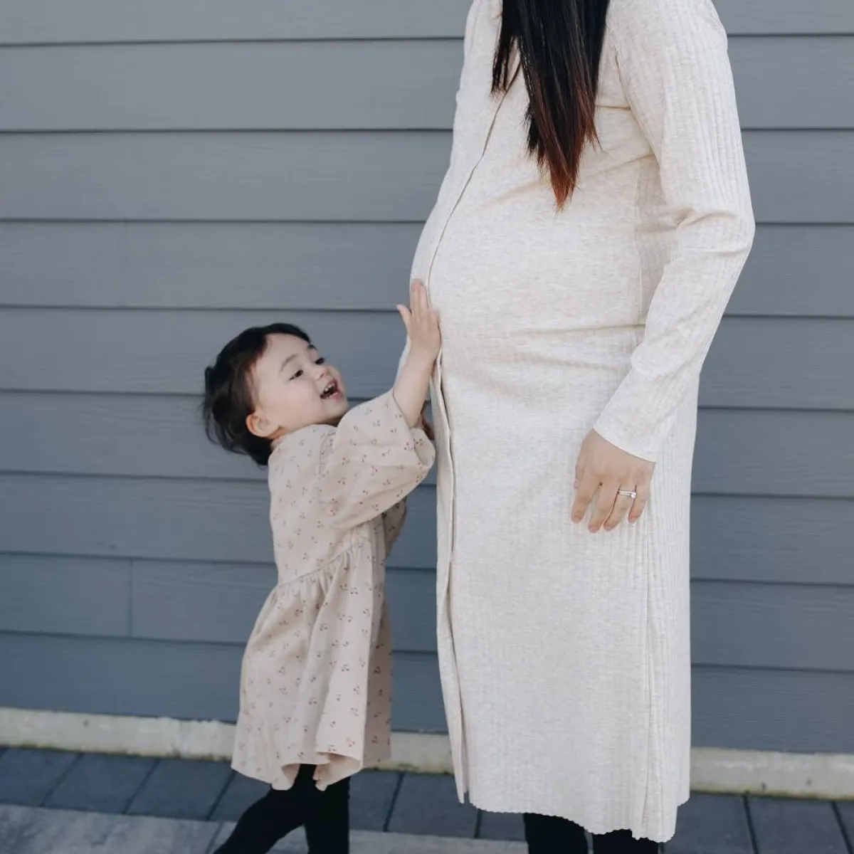 صورة لحامل وطفلها