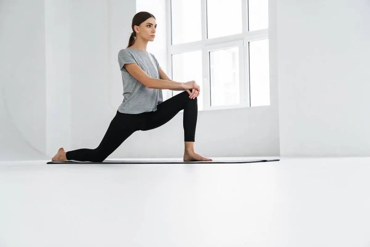 يعمل هذا التمرين على عضلات الألوية والرباعية وأوتار الركبة والعجول