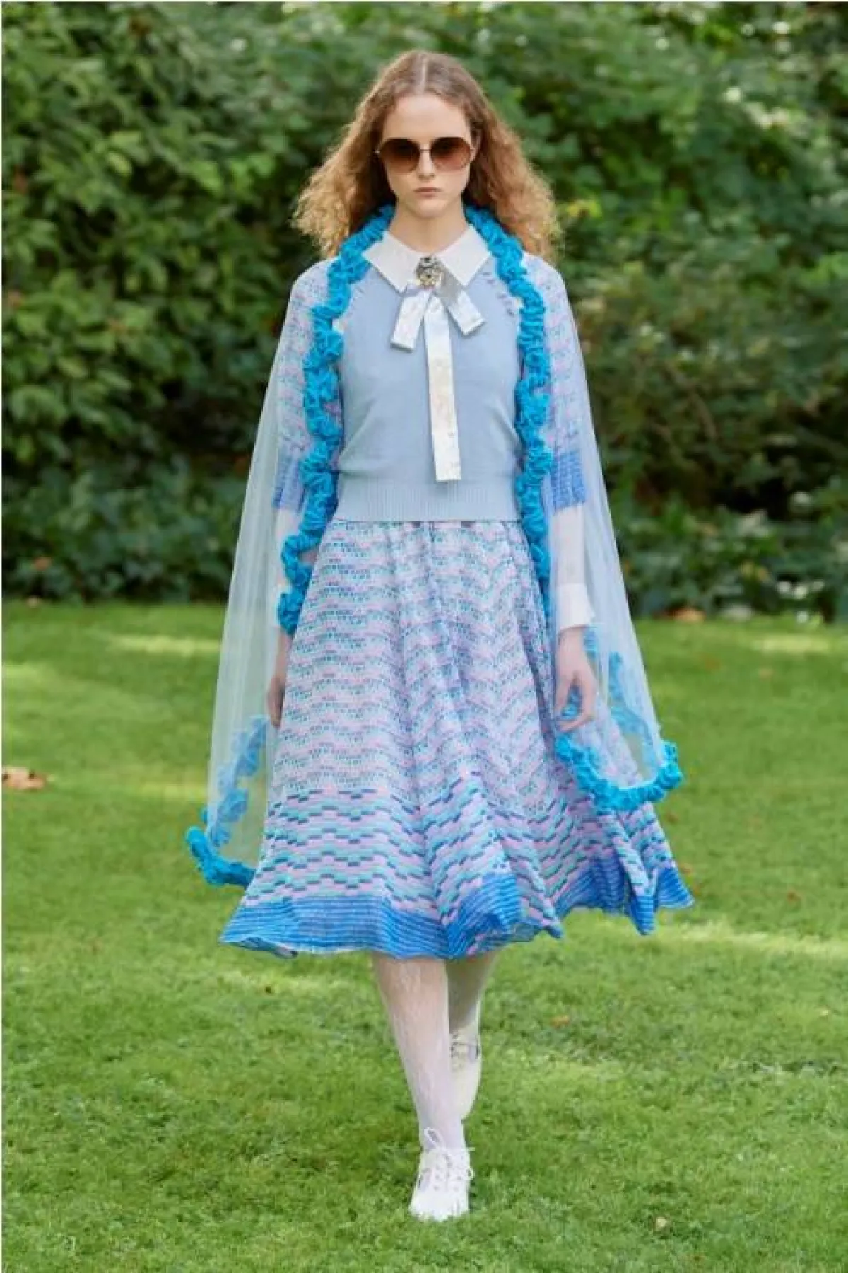 إطلالة باللون الأزرق من بورا أكسو  Bora Aksu