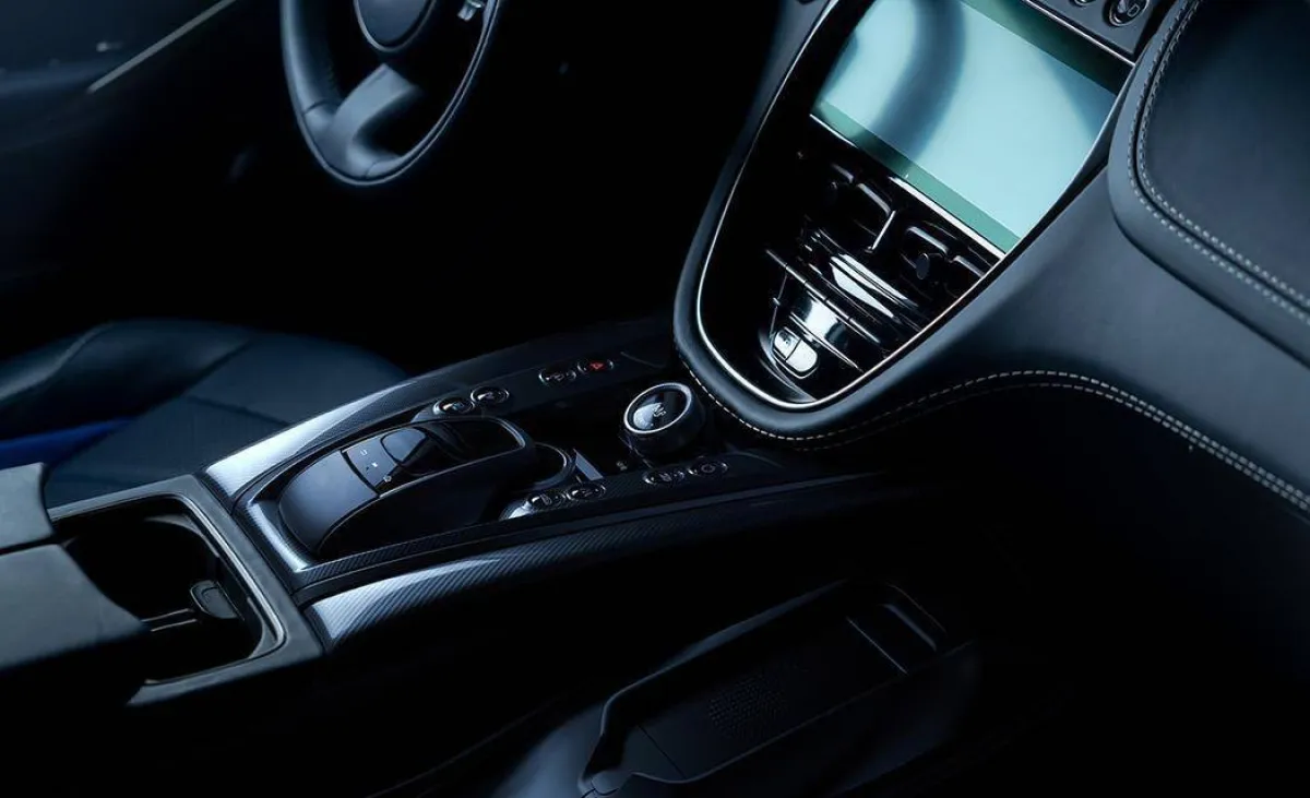 مواصفات أستون مارتن DBX707 موديل 2022