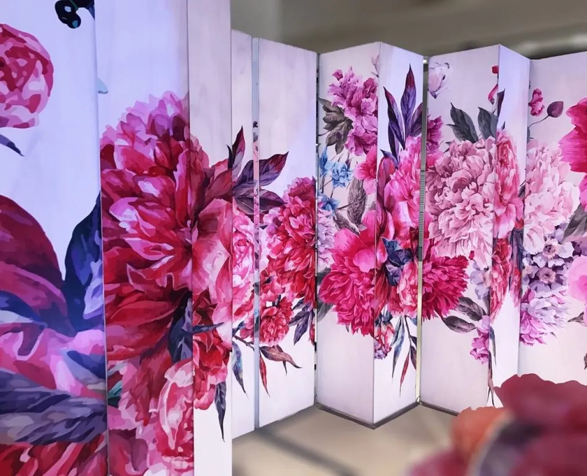 كانت الفواصل الخشبيّة في بعض التصاميم الكلاسيكيّة تحجب قسمي الصالة عن بعضهما البعض، بصورة شبه تامّة