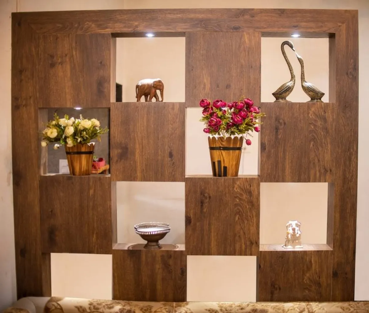 قد تتخذ الفواصل الخشبية هيئة مربعات تحمل الإكسسوارات المنزليّة