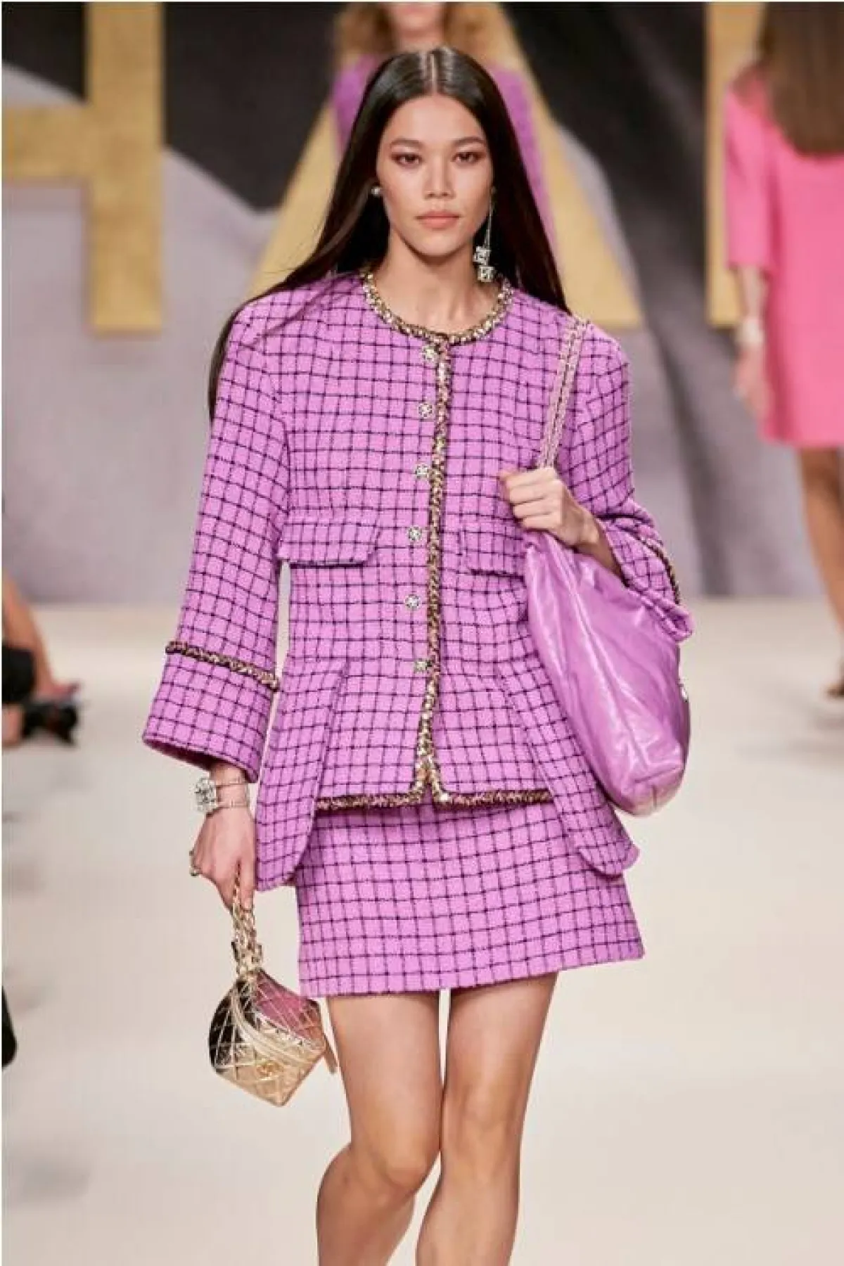 بدلة مع تنورة بنقشة المربّعات من شانيل  Chanel