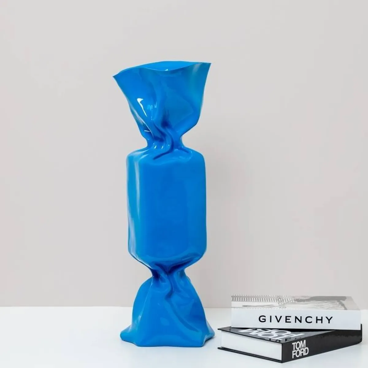 تحفة فنّية لافتة باللون الأزرق