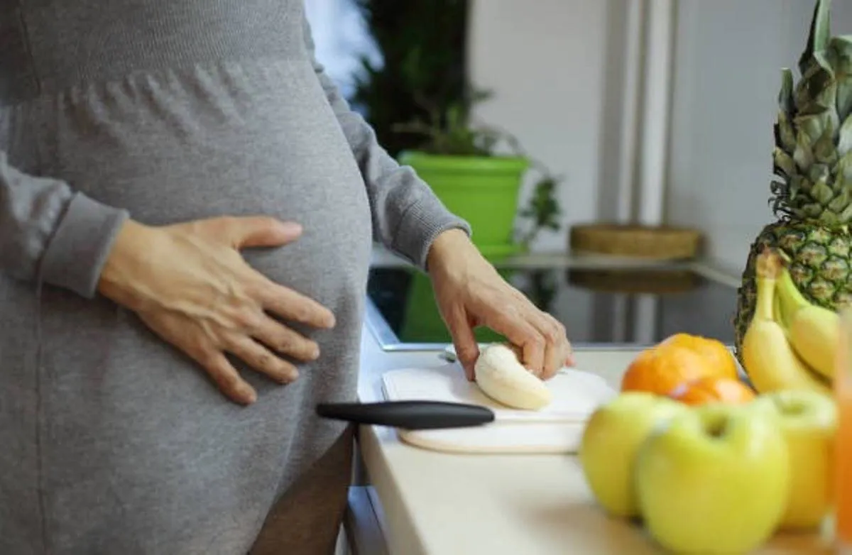 صورة لحامل تستعد لتناول ثمرة الموز