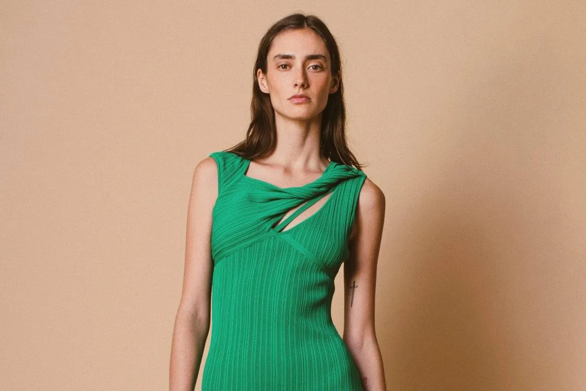 فستان باللون الاخضر من أكنفاس Aknvas