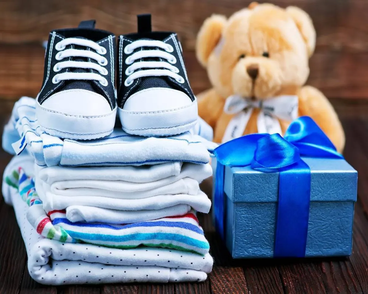 صورة لأحذية وملابس للطفل