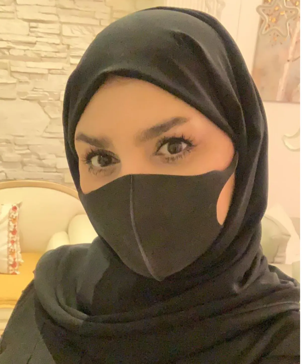 من البحرين خولة بوحجي، مؤثرة اجتماعية ورئيسة العلاقات العامة في جمعية الخالدية الشبابية