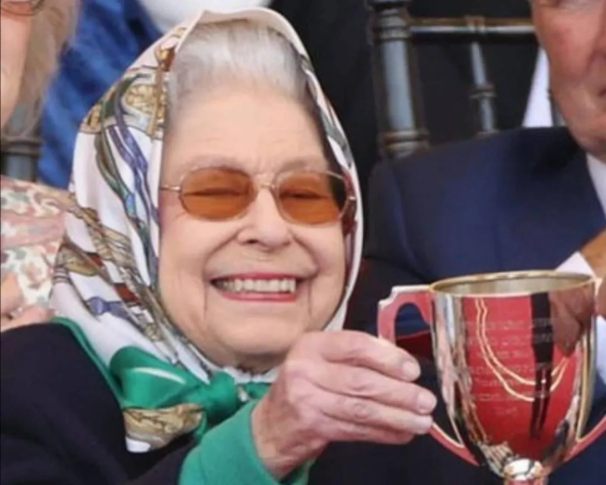 الملكة إليزابيث تتسلم الكأس- الصورة من حساب Europe Royals على إنستغرام