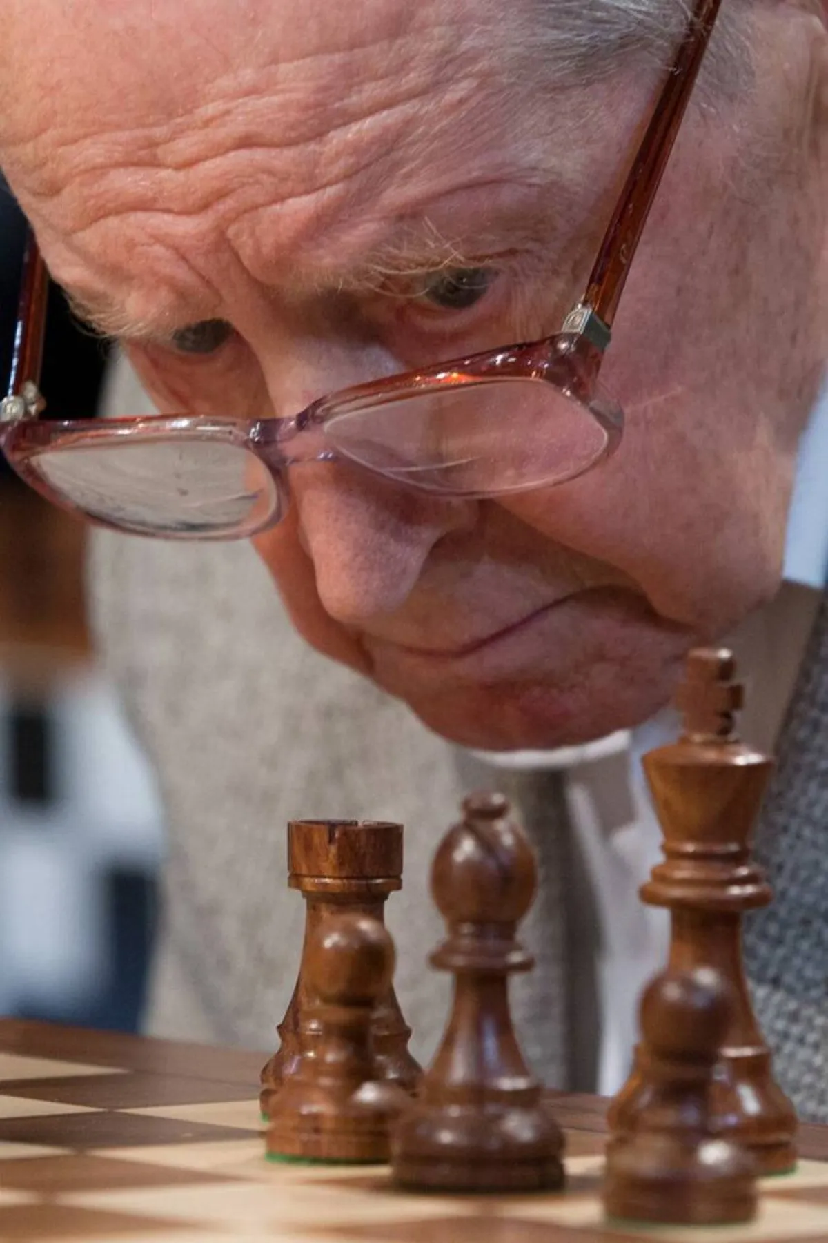 وفاة أكبر أستاذ بالشطرنج معمر في العالم