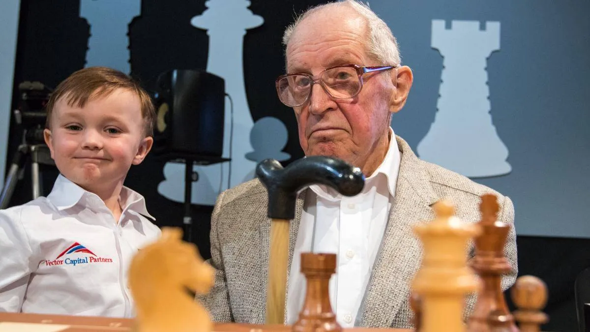 وفاة أكبر أستاذ بالشطرنج معمر في العالم