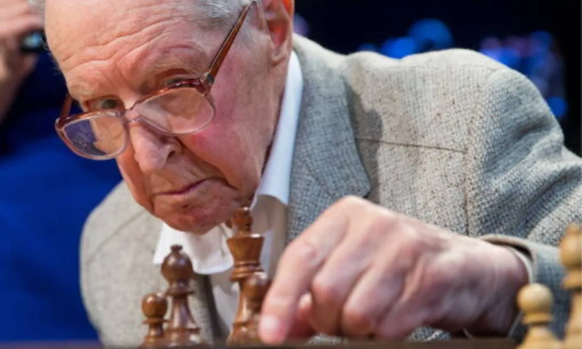 وفاة أكبر أستاذ بالشطرنج معمر في العالم