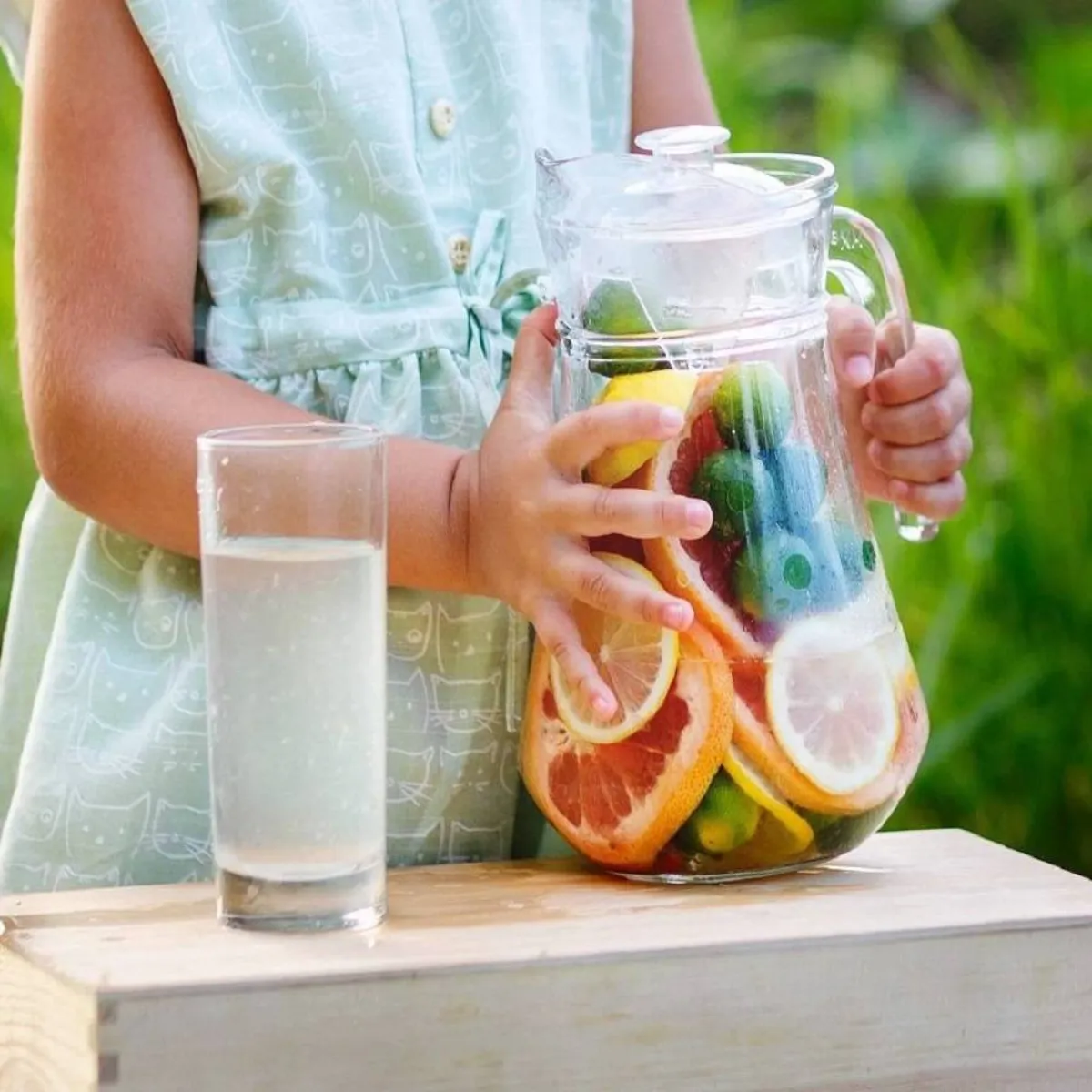 صورة لطفلة ومجموعة من الفواكه