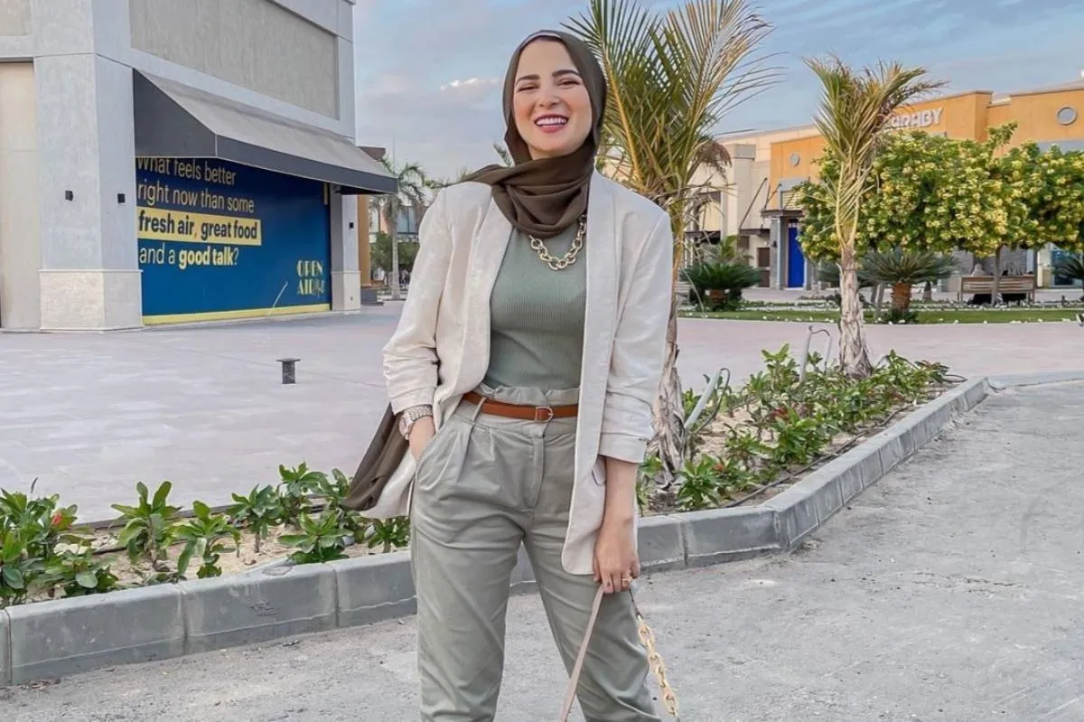 تنسيق السترة مع الملابس الواسعة