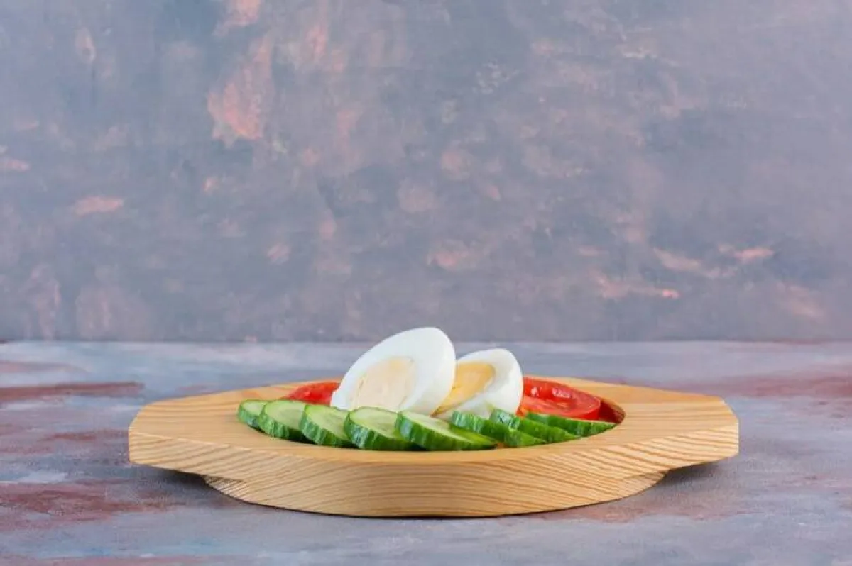 يخلو بياض البيض من الكوليسترول والدهون 