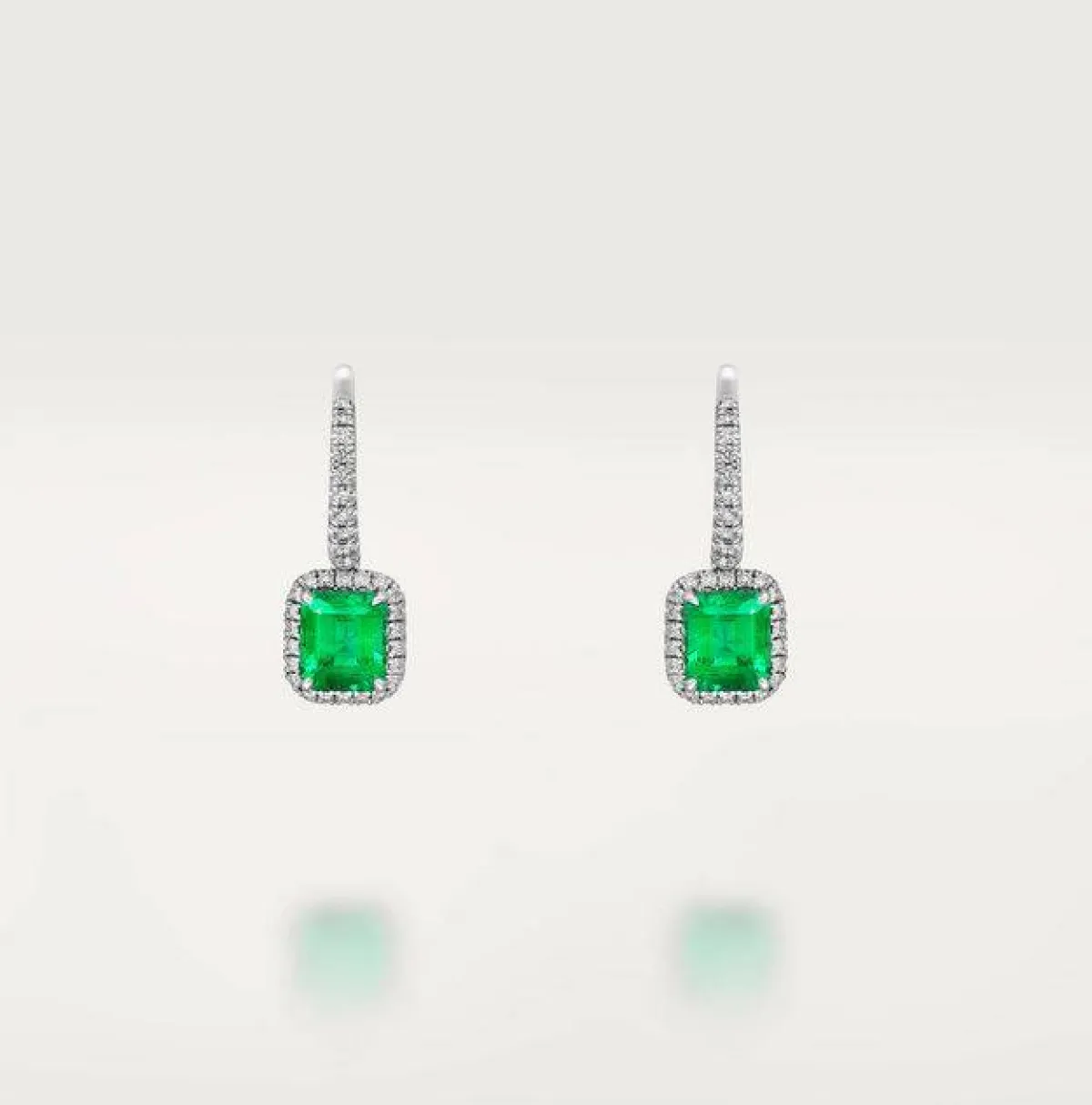 أقراط مرصعة بأحجار كريمة مستطيلة من كارتييه Cartier