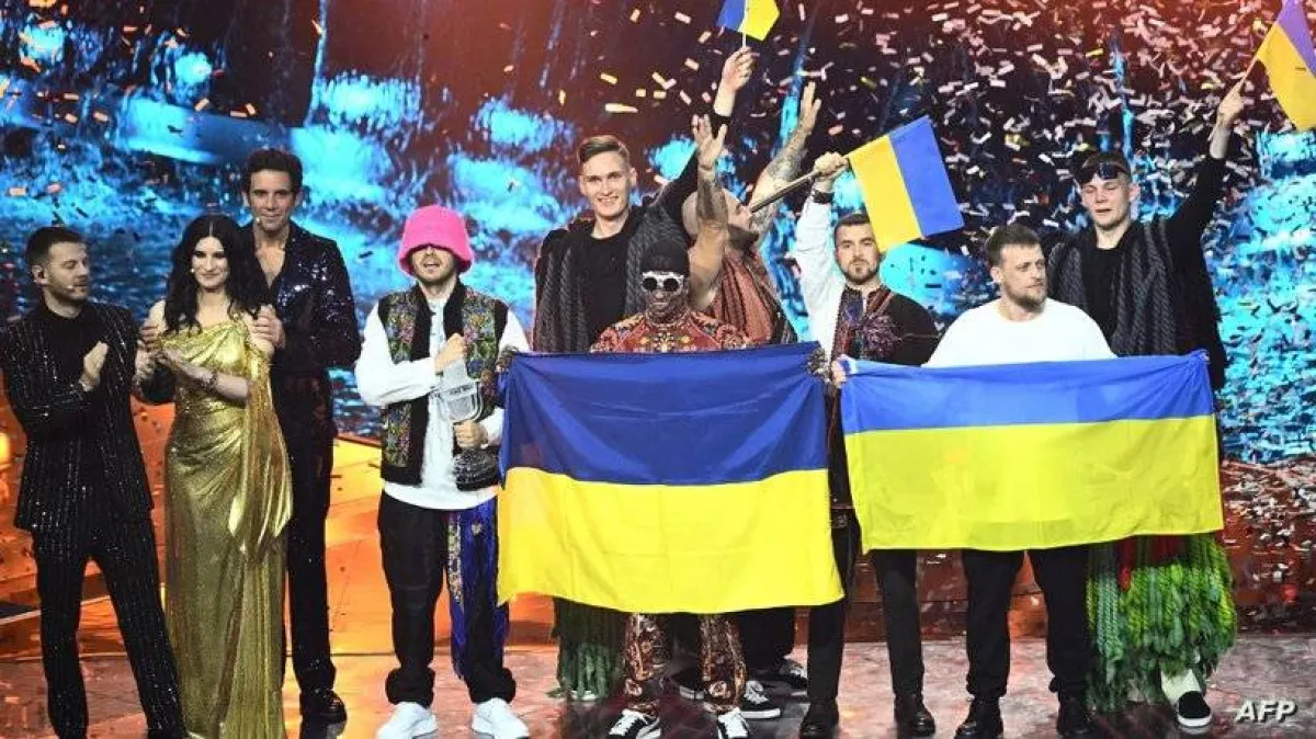 مقدمو الحفل مع المجموعة الغنائية الفائزة- الصورة من وكالة الانباء الفرنسية